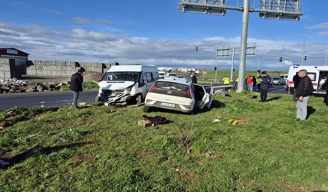 Öğrenci servisi ile otomobil çarpıştı: 13 yaralı