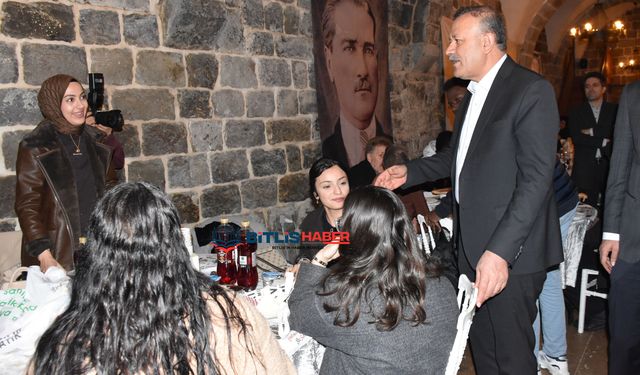 Bitlis'te eğitim gören yabancı uyruklu öğrenciler iftarda bir araya geldi