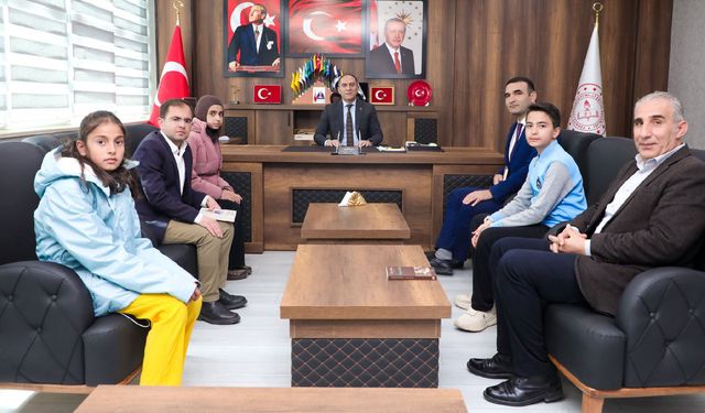 Bitlis'te dereceye giren öğrencilerden İl Milli Eğitim Müdürü Kaya'ya ziyaret