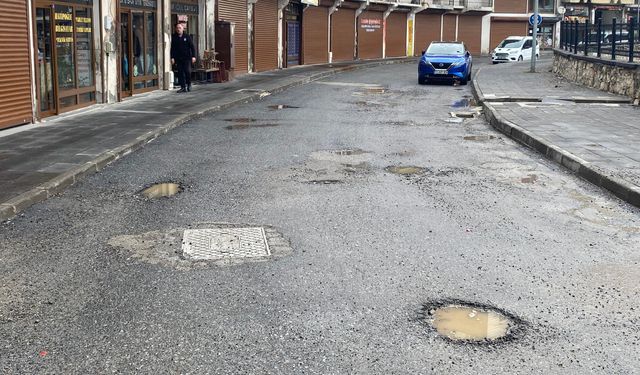 Bitlis'te kar sonrası yollar köstebek yuvasına döndü