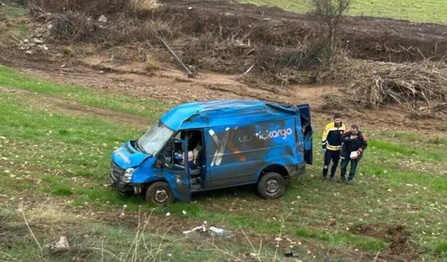 Kargo aracı takla attı: 2 yaralı