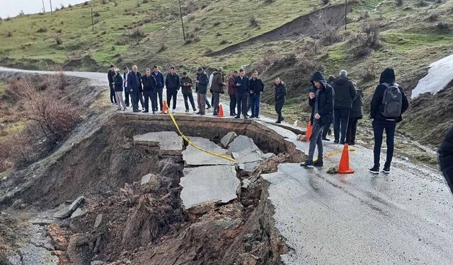 Bitlis'te yol çöktü, öğrenci ve öğretmenler okula gidemedi
