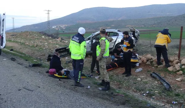 Otomobil yol kenarına yuvarlandı: 3’ü ağır 5 yaralı