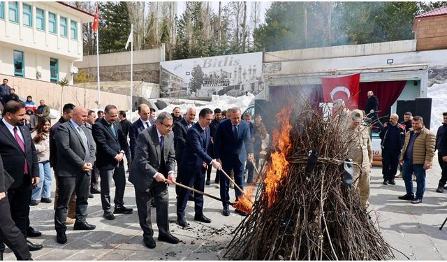 Ateşi Bitlis Valisi Karakaya Yaktı, Halayı Vatandaşlar Çekti