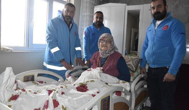 Bitlis’te 81 yaşındaki evde bakım hastasına ortopedik yatak hediye edildi