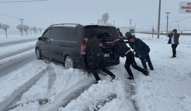 Tatvan’da Nisan Sürprizi: Şehir Beyaza Büründü