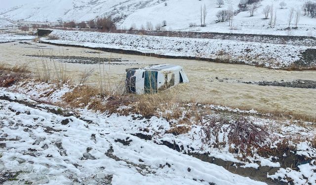 Muş’ta Minibüs Dereye Uçtu: 8 Kişi Yaralandı