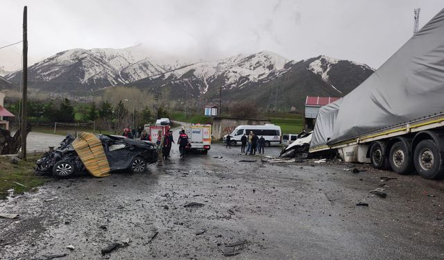 Bitlis'te Feci Kaza: Tır ile Otomobil Çarpıştı, 2 Ölü, 1  Yaralı