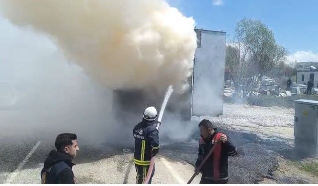 Seyir Halindeki Tır Alevlere Teslim Oldu