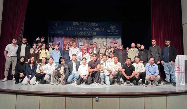 Bitlis’te gençler sahnede: Tiyatro yarışması tamamlandı