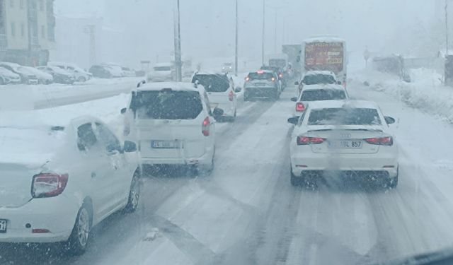 Bitlis'te yoğun kar yağışı hayatı felç etti: 84 köy yolu ulaşıma kapandı