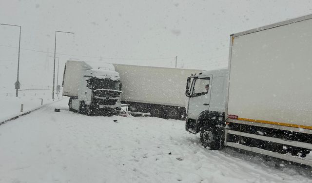 Bitlis’te Zincirleme Kaza: 6 Araç Birbirine Girdi, 5 Yaralı