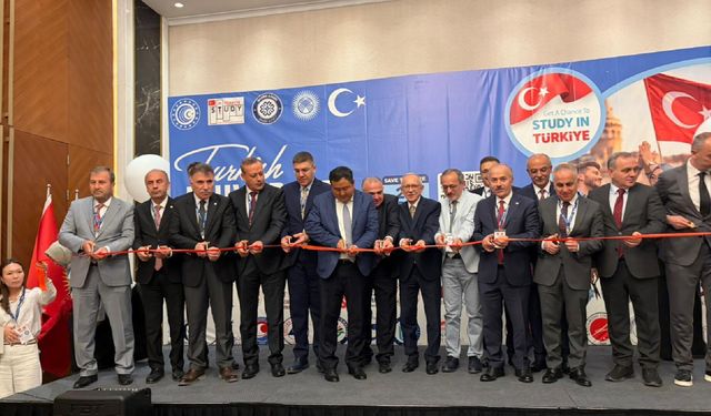 BEÜ Rektörü Elmastaş, Türk Üniversiteleri Eğitim Fuarı'na Katıldı