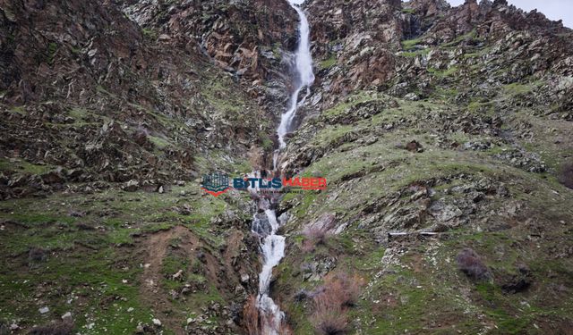 Bitlis'te yağışlarla su seviyesi yükselen Sülav Şelalesi göz kamaştırıyor