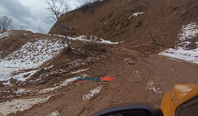 Bitlis'te yağış sonrası köy yolunda toprak kayması meydana geldi