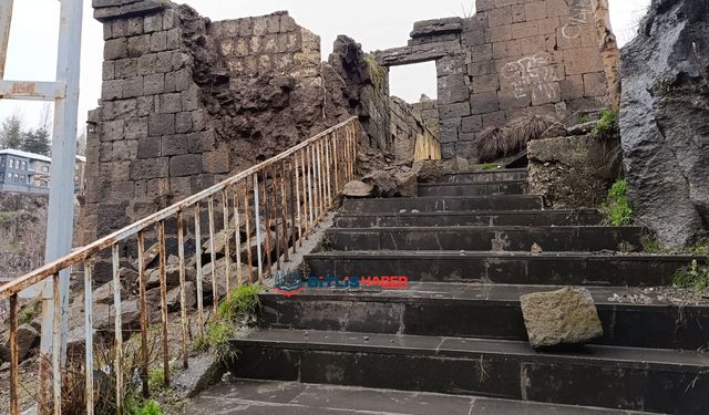 Bitlis'te yüzlerce öğrencinin kullandığı yolda metruk tarihi yapı yıkıldı