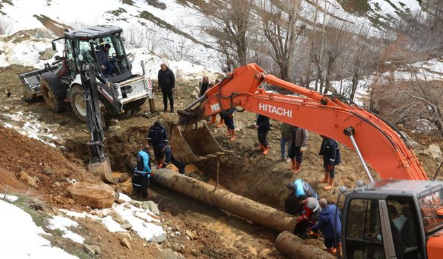 Bitlis Belediyesi’nden Ana Su Hattı Arızasına Hızlı Müdahale
