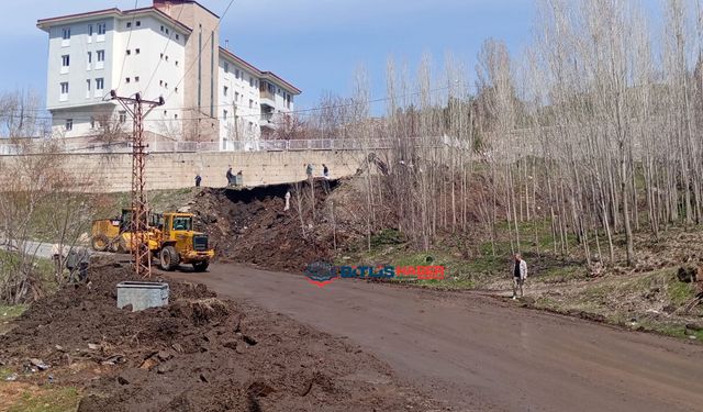 Bitlis'te patlayan isale hattı göçüğe neden oldu