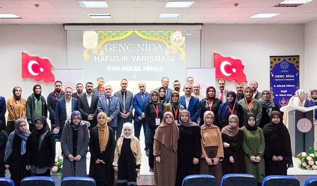 Bitlisli Öğrenci Hafızlık Yarışmasında Bölge Birincisi Oldu