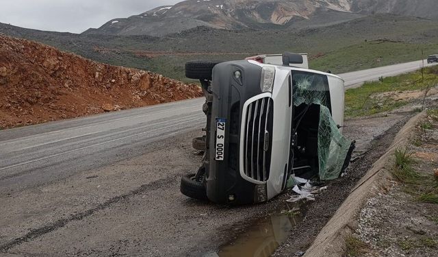 Taziye Yolunda Kaza: Minibüs Devrildi, 11 Yaralı
