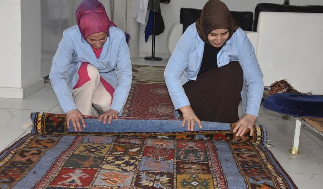 Bitlis'te Kadınlar  Halı Kursu ile Hem Öğreniyor Hem Kazanıyorlar