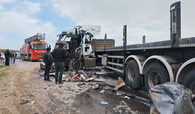 Bitlis'te iki tır çarpıştı: 1 kişi yaralandı