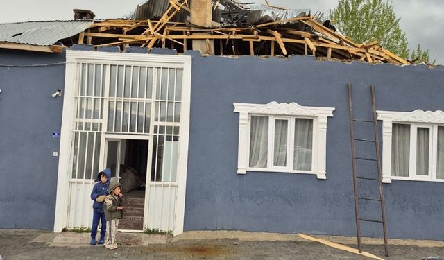 Van’da şiddetli rüzgar 4 evin çatısını uçurdu