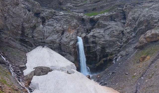 Bitlis'te Dağın İçinden Fışkıran Şelale Hayran Bıraktı