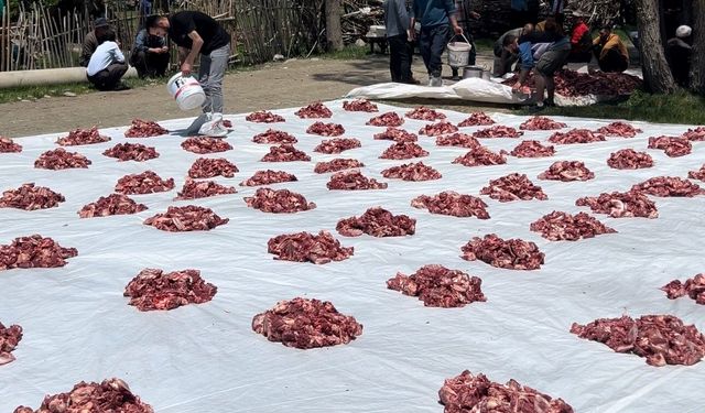 100 Yıllık Bayram Geleneği: 140 Kurban Kesildi, Etler Eşit Dağıtıldı