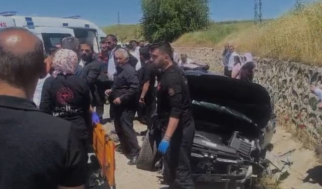 Otomobil İstinat Duvarına Çarptı: 5 Kişi Yaralandı