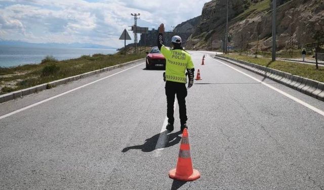 Bitlis'in sevilen esnaflarından Kenan Toprak vefat etti