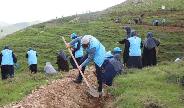 Bitlis’te 10 Bin Fidan Toprakla Buluştu