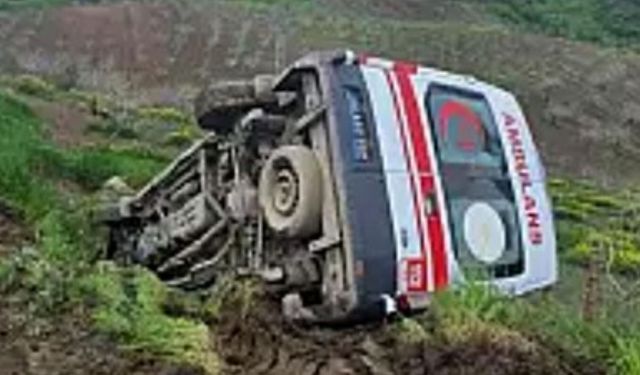 Siirt’te Ambulans Şarampole Devrildi: 3 Sağlık Personeli Yaralandı