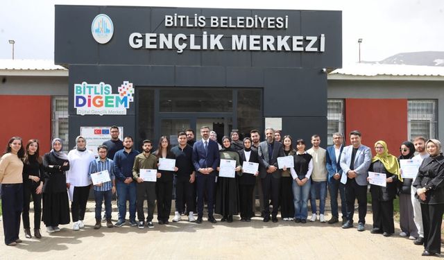 Bitlis'te gençler yapay zeka alanında geliştirdikleri projeleri sergiledi