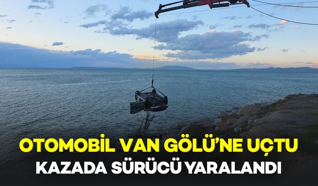 Van Gölü’ne Uçan Otomobil Vinçle Çıkarıldı