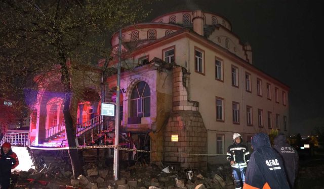 Yıldırım Faciası Ucuz Atlatıldı: Cami Minaresi Yıkıldı
