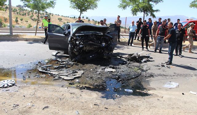 İki otomobil kafa kafaya çarpıştı: Bir ölü, 3 yaralı