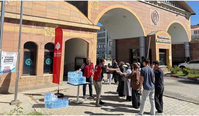 Bitlis Vakıflar Bölge Müdürlüğünden YKS Adaylarına Su İkramı