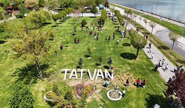 Tatvanlı Öğrencilerden Van Gölü Sahilinde Anlamlı Temizlik