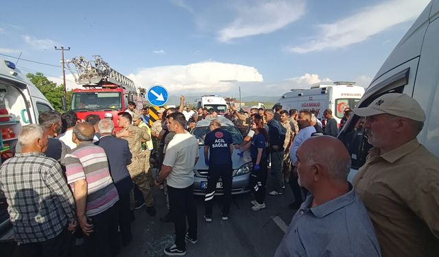 Van'da Minibüs ile Otomobil Çarpıştı: 5 Yaralı