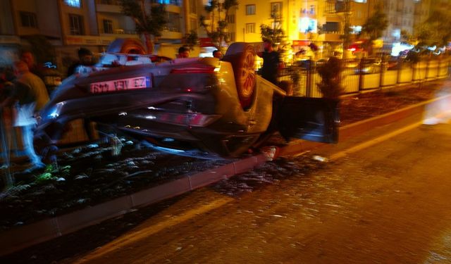 Kamyonet ile Otomobil Çarpıştı: 5 Kişi Yaralandı