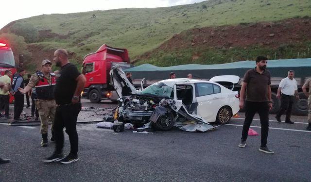 Tır ile Otomobil Çarpıştı: 3 Kişi Yaralandı