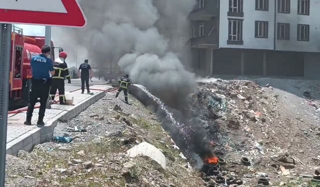 Bitlis'te Lastik Yangını Elektrik Hattına Sıçradı, Yol Trafiğe Kapatıldı