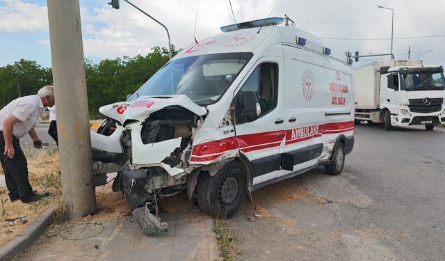 Bitlis'te Ambulans ile Otomobil Çarpıştı: 10 Kişi Yaralandı