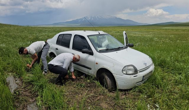 Bitlis’te Yayla Dönüşü Çamura Saplanan Gazetecinin Aracı 5 Saatlik Çalışmayla Kurtarıldı