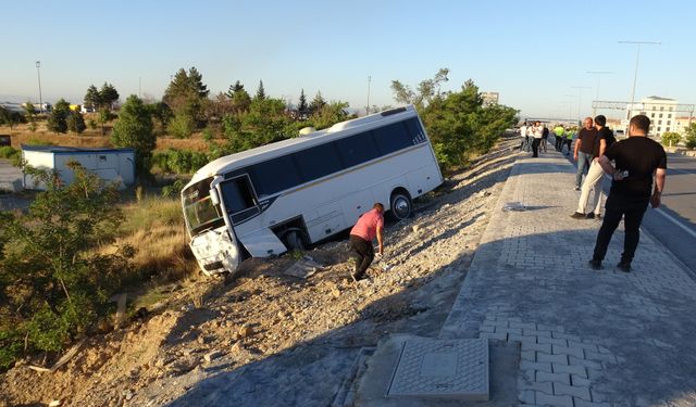Servis Aracı Şarampole Devrildi: 5 Kişi Yaralandı