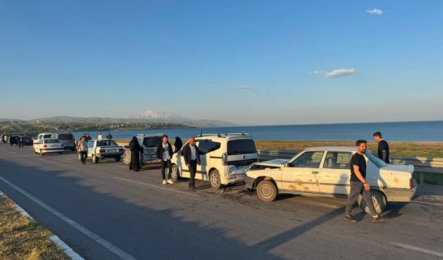 Ahlat'ta Düğün Konvoyunda Kaza: 3 Yaralı
