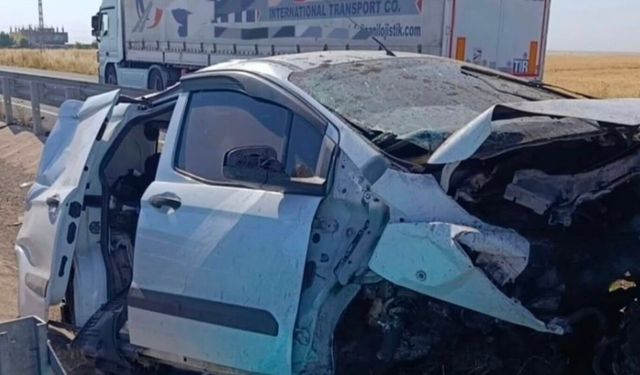 Hafif ticari araç bariyerlere çarptı: Bir ölü 2 yaralı