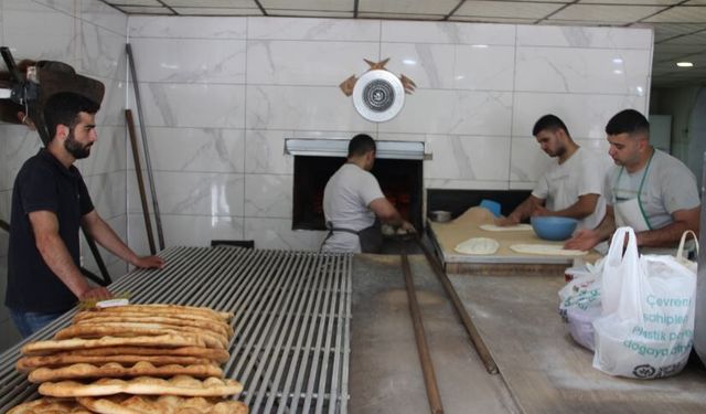Ekmeğini taştan çıkarıyorlar: İçerisi 100 dereceyi buluyor