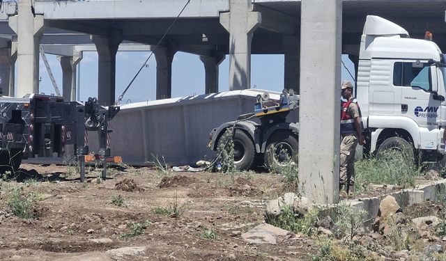 Diyarbakır'da İş Kazası: Beton Blok İşçilerin Üzerine Düştü, 1 Kişi Hayatını Kaybetti